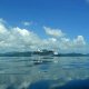20- Un paquebot glisse sur le lagon 